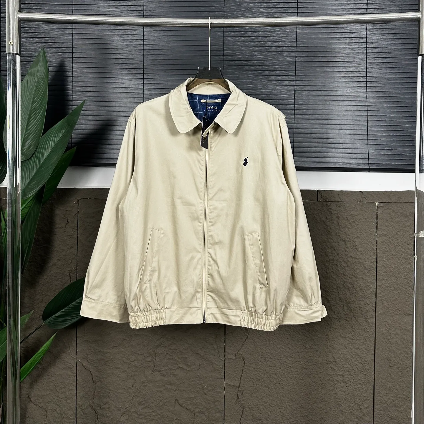 P270 Ralph Lauren/Ralph Lauren classic unisex veteran zipper jacket style number: DJ1897 Recommended by many fashion bloggers, the Harrington jacket's lapel zipper windproof design perfectly blends casual style with street trend elements, making it very suitable for neutral wear. The fabric texture of the jacket is excellent and comfortable to wear. It is a very versatile and trendy jacket. Original development, 100% pure cotton fabric, exquisite embroidery, evergreen style for all seasons, feel free to buy it, retro will never go out of style!  Color: Khaki Navy Black Size: M-XXL M L